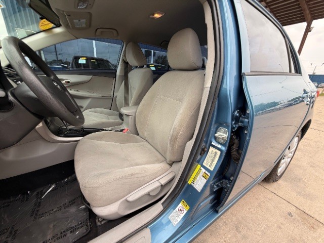 Toyota Corolla Vehicle Full-screen Gallery Image 06