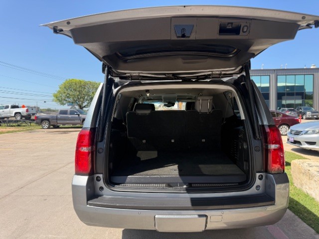 Chevrolet Suburban Vehicle Full-screen Gallery Image 06