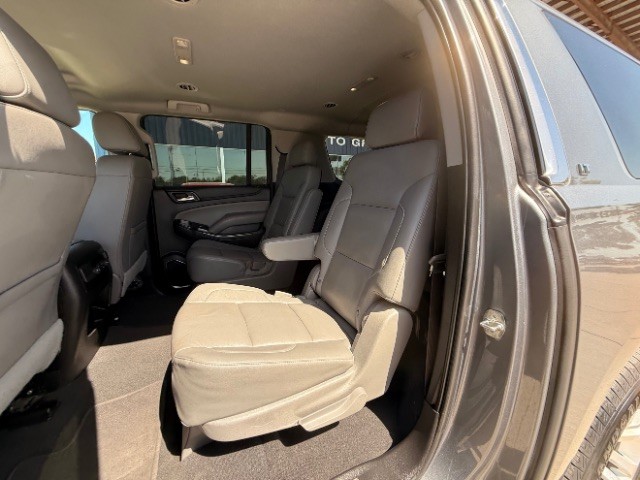 Chevrolet Suburban Vehicle Full-screen Gallery Image 09