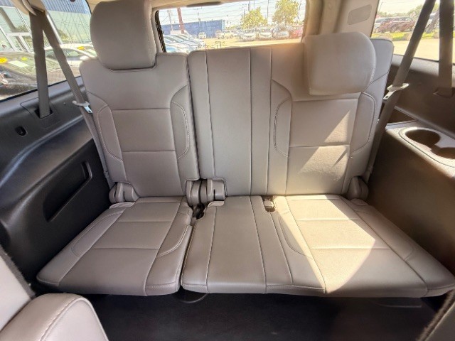 Chevrolet Suburban Vehicle Full-screen Gallery Image 10