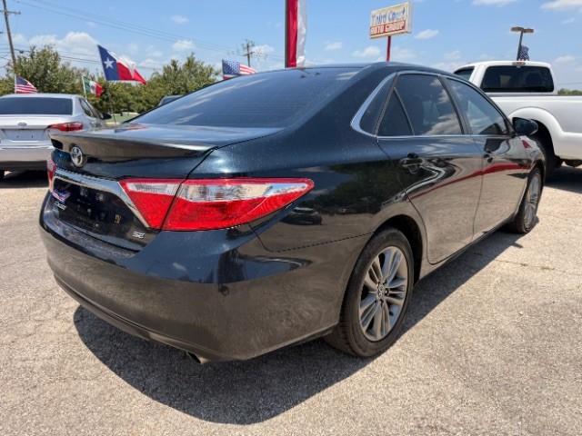 Toyota Camry Vehicle Full-screen Gallery Image 04