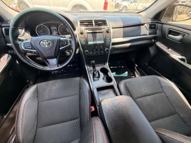 Toyota Camry Vehicle Full-screen Gallery Image 10