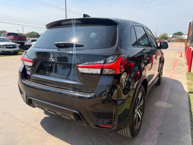 Mitsubishi Outlander Sport Vehicle Full-screen Gallery Image 04