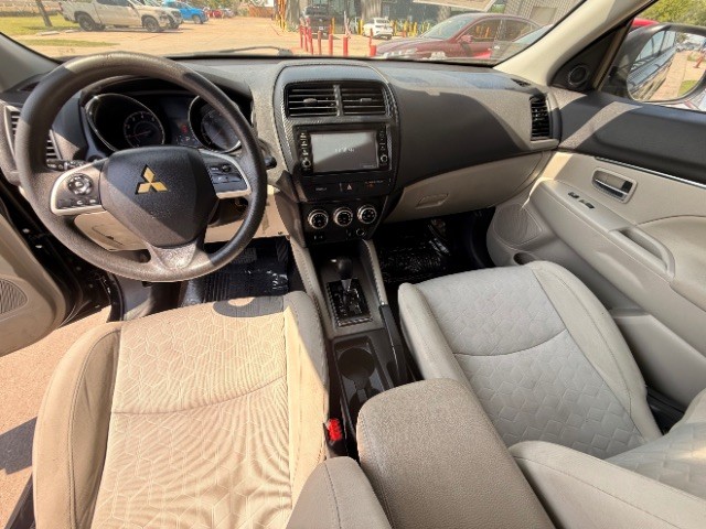 Mitsubishi Outlander Sport Vehicle Full-screen Gallery Image 09