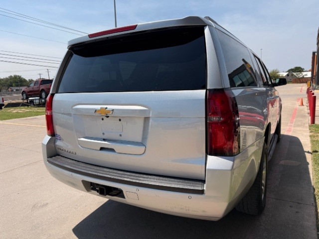 Chevrolet Suburban Vehicle Full-screen Gallery Image 04