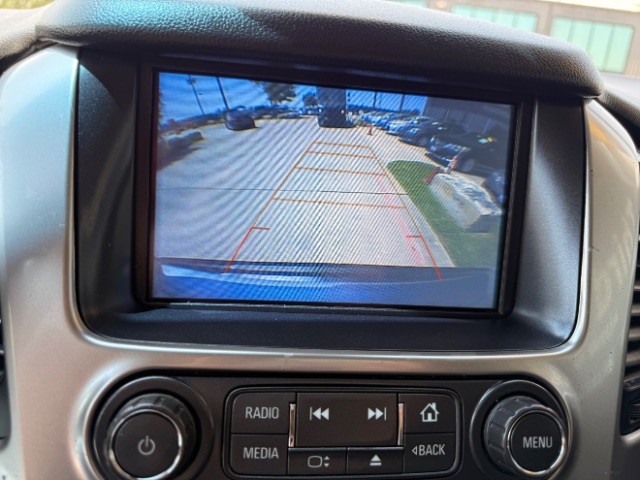 Chevrolet Suburban Vehicle Full-screen Gallery Image 12