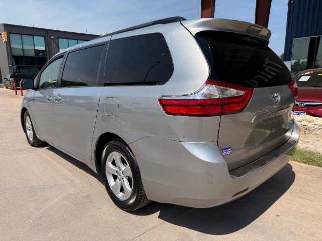 Toyota Sienna Vehicle Full-screen Gallery Image 03