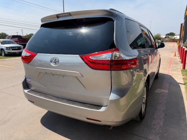 Toyota Sienna Vehicle Full-screen Gallery Image 04