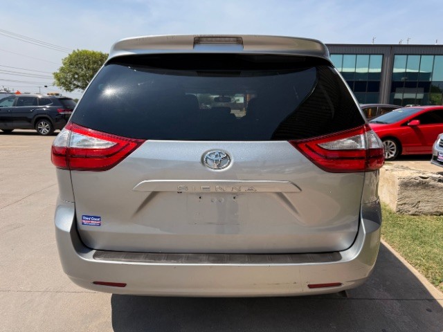 Toyota Sienna Vehicle Full-screen Gallery Image 05