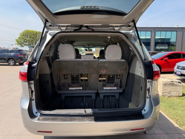 Toyota Sienna Vehicle Full-screen Gallery Image 06
