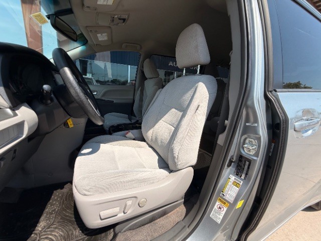 Toyota Sienna Vehicle Full-screen Gallery Image 08