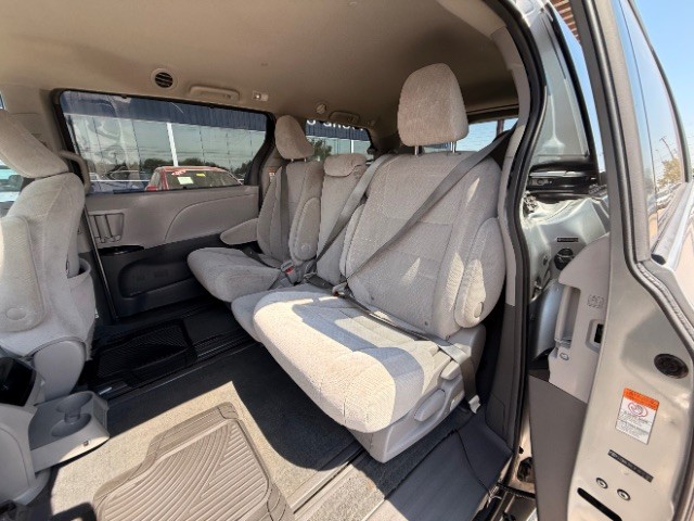 Toyota Sienna Vehicle Full-screen Gallery Image 09
