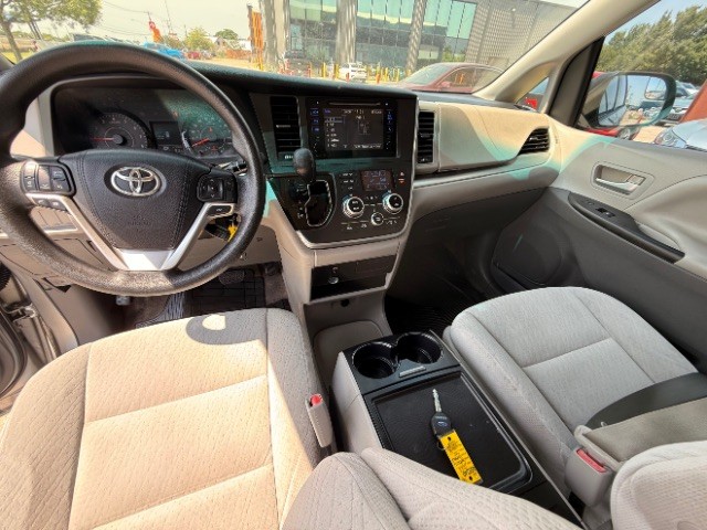 Toyota Sienna Vehicle Full-screen Gallery Image 11