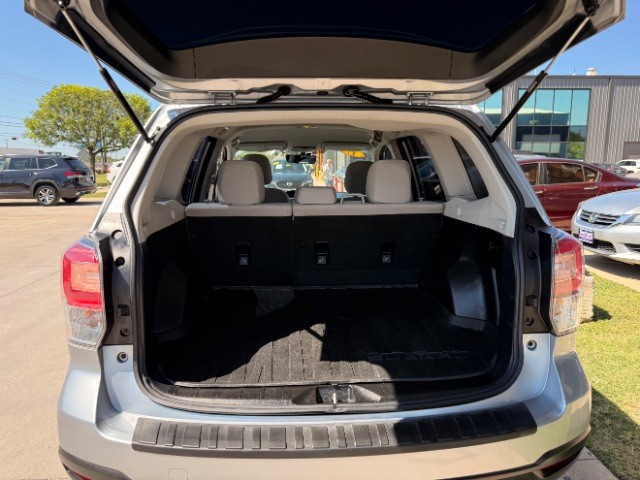 Subaru Forester Vehicle Full-screen Gallery Image 06