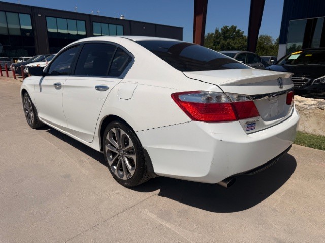 Honda Accord Sedan Vehicle Full-screen Gallery Image 03