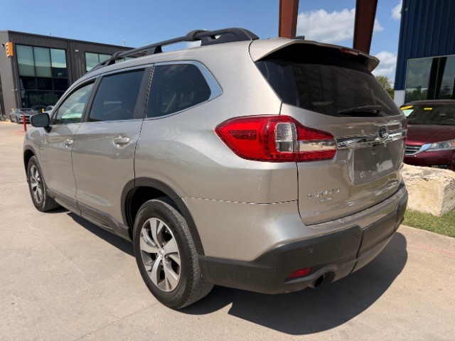 Subaru Ascent Vehicle Full-screen Gallery Image 03