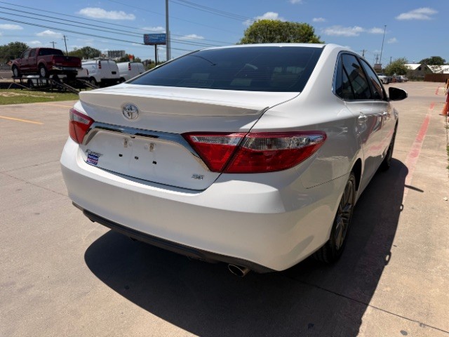 Toyota Camry Vehicle Full-screen Gallery Image 04