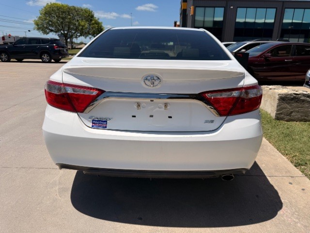 Toyota Camry Vehicle Full-screen Gallery Image 05
