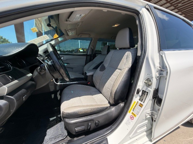 Toyota Camry Vehicle Full-screen Gallery Image 07