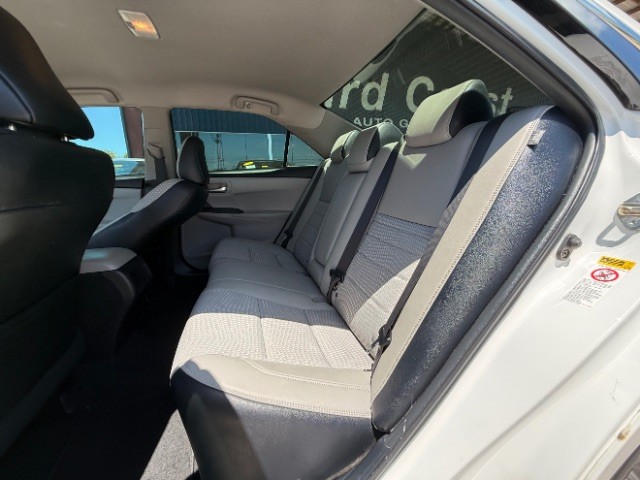 Toyota Camry Vehicle Full-screen Gallery Image 08
