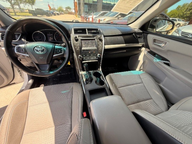 Toyota Camry Vehicle Full-screen Gallery Image 09