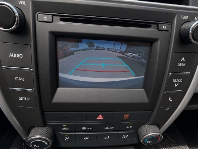 Toyota Camry Vehicle Full-screen Gallery Image 10