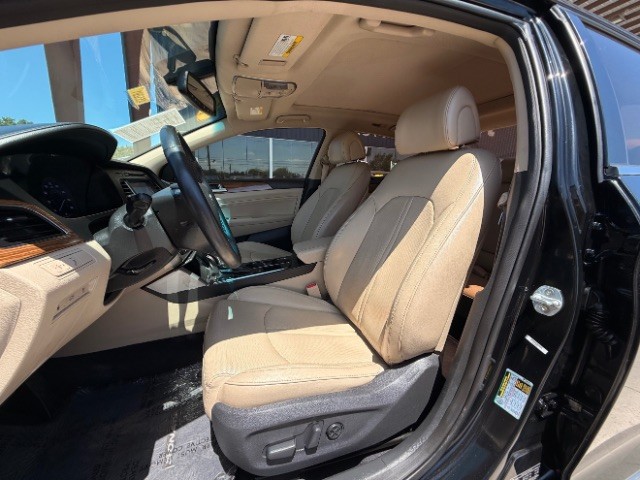 Hyundai Sonata Vehicle Full-screen Gallery Image 07