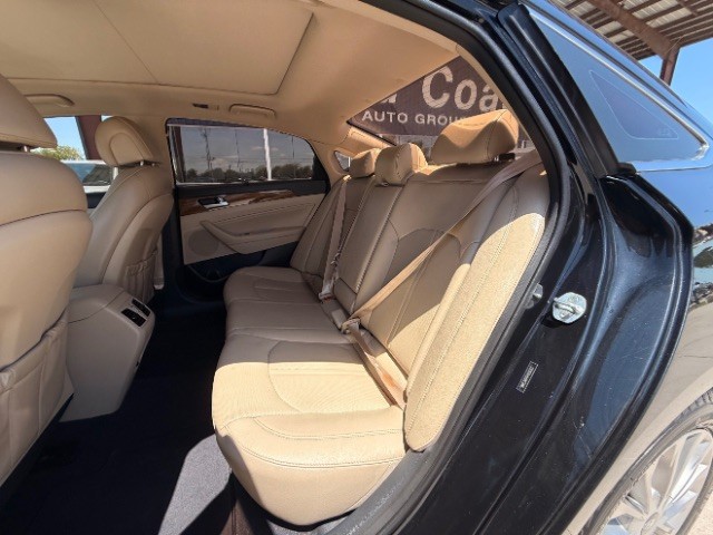 Hyundai Sonata Vehicle Full-screen Gallery Image 08