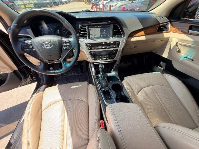 Hyundai Sonata Vehicle Full-screen Gallery Image 09