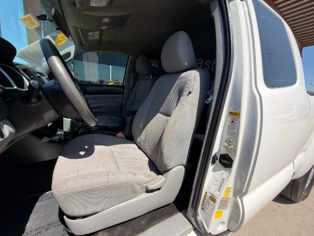 Toyota Tacoma Vehicle Full-screen Gallery Image 07