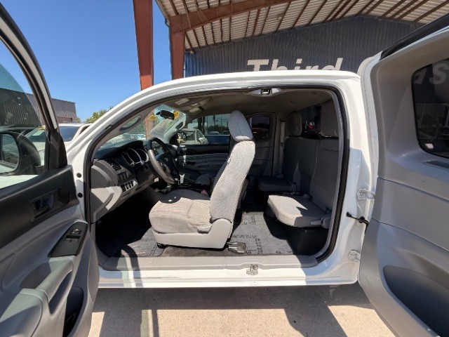 Toyota Tacoma Vehicle Full-screen Gallery Image 08