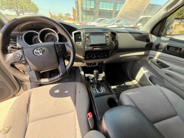 Toyota Tacoma Vehicle Full-screen Gallery Image 09