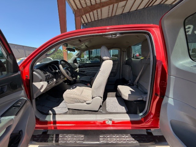 Toyota Tacoma Vehicle Full-screen Gallery Image 08