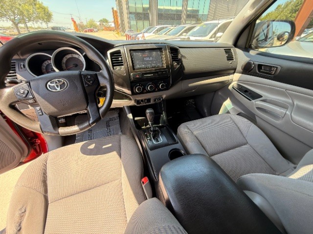 Toyota Tacoma Vehicle Full-screen Gallery Image 09
