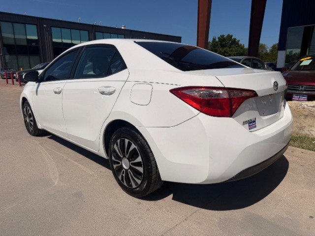 Toyota Corolla Vehicle Full-screen Gallery Image 03