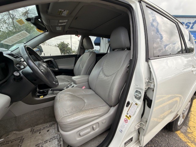 Toyota RAV4 Vehicle Full-screen Gallery Image 07