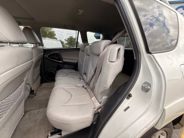 Toyota RAV4 Vehicle Full-screen Gallery Image 08
