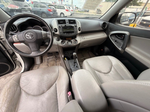 Toyota RAV4 Vehicle Full-screen Gallery Image 09