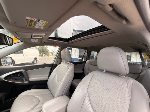 Toyota RAV4 Vehicle Full-screen Gallery Image 10