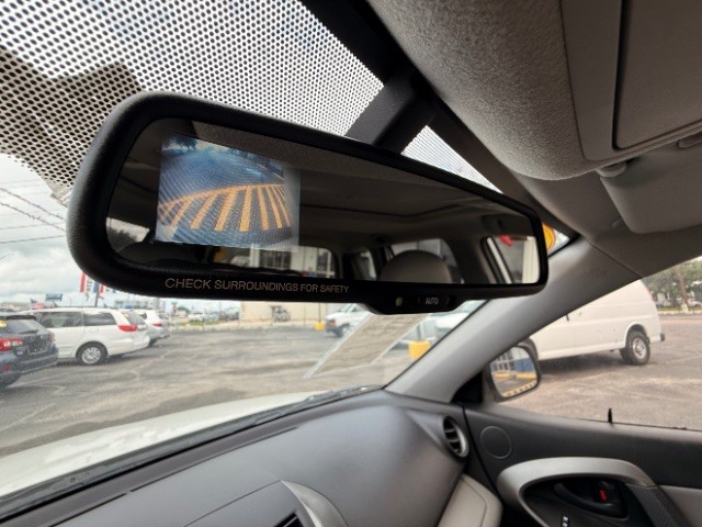 Toyota RAV4 Vehicle Full-screen Gallery Image 11