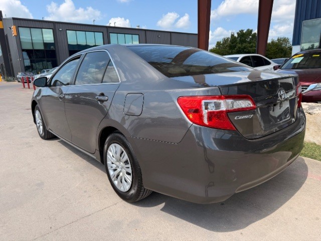 Toyota Camry Vehicle Full-screen Gallery Image 03