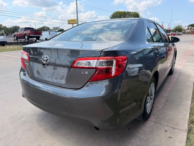 Toyota Camry Vehicle Full-screen Gallery Image 04
