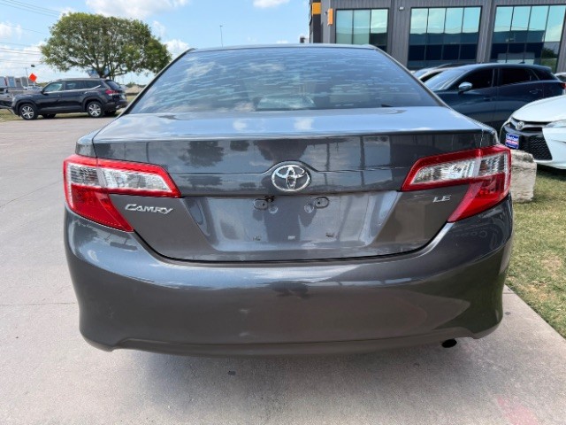 Toyota Camry Vehicle Full-screen Gallery Image 05