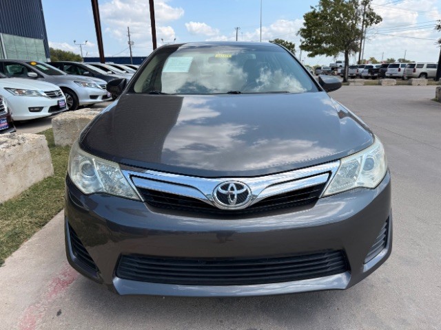 Toyota Camry Vehicle Full-screen Gallery Image 06