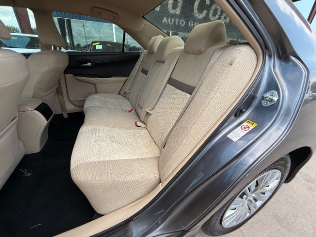 Toyota Camry Vehicle Full-screen Gallery Image 08