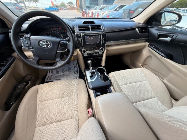 Toyota Camry Vehicle Full-screen Gallery Image 09
