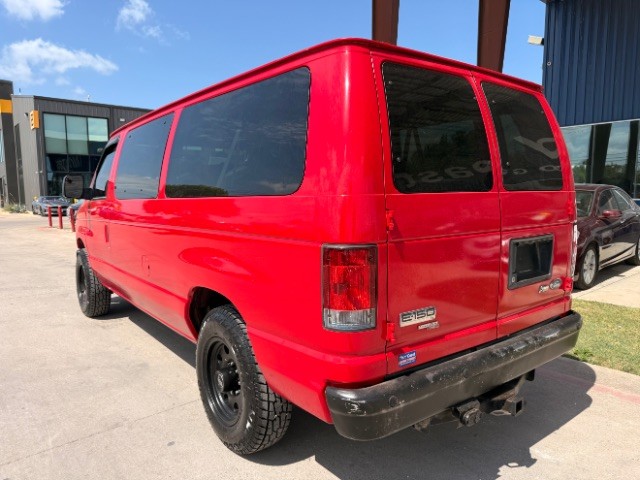 Ford Econoline Wagon Vehicle Full-screen Gallery Image 03