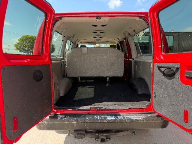 Ford Econoline Wagon Vehicle Full-screen Gallery Image 06