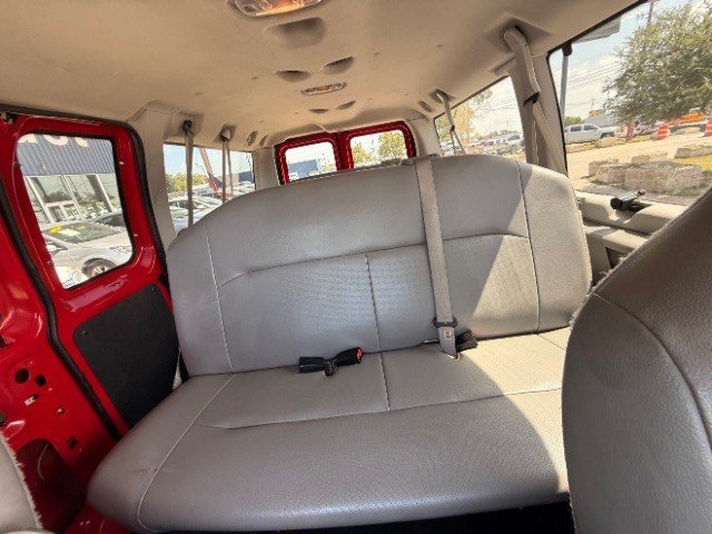 Ford Econoline Wagon Vehicle Full-screen Gallery Image 08