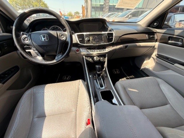 Honda Accord Sedan Vehicle Full-screen Gallery Image 10